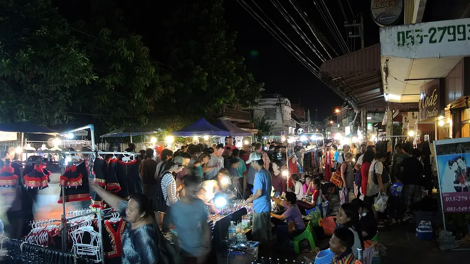 ผู้คนเดินตลาดกลางคืน
