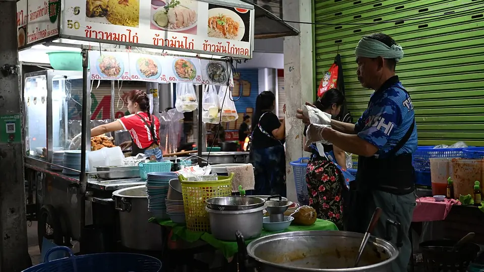 ร้านอาหารริมทางยามค่ำคืน
