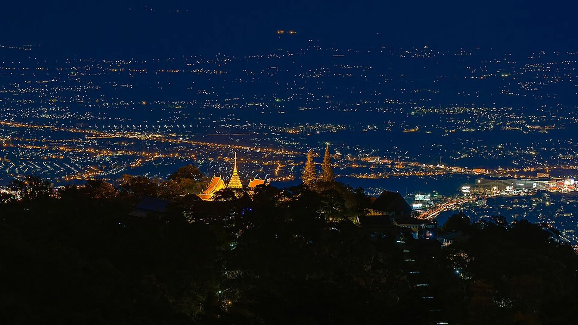 แสงไฟเมืองเชียงใหม่ยามค่ำคืน มองจากดอยสุเทพ